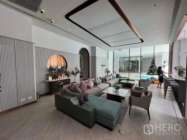 คอนโด ให้เช่าในWatthana, Bangkok - เลานจ์ส่วนกลางสไตล์โมเดิร์น มองเห็นสระว่ายน้ำของโครงการ
