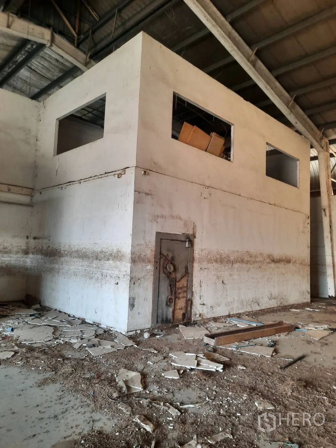 โรงงาน for sale in Bang Pa-in, Phra Nakhon Si Ayutthaya - กล่องออฟฟิศ 2 ชั้นภายในโรงงาน พร้อมประตูโลหะ