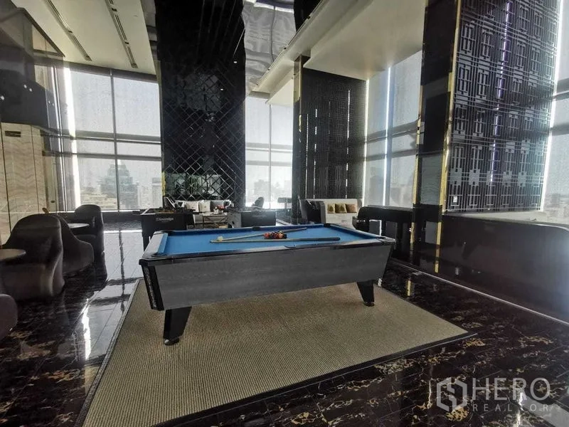 Condominium for rent in Ratchathewi, Bangkok - Luxury residents’ lounge with a pool table and tall windows.