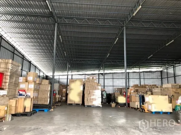 คลังสินค้า ให้เช่าในPak Kret, Nonthaburi - ภายในโกดังโล่ง เสาโครงเหล็ก พื้นคอนกรีต และกล่องสินค้าบนพาเลท