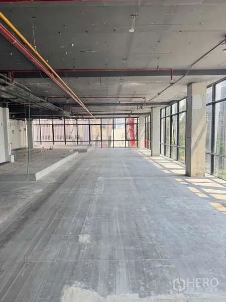 零售空间 出租在Bang Rak, Bangkok - 大开间零售毛坯，落地窗采光，天花外露管线。