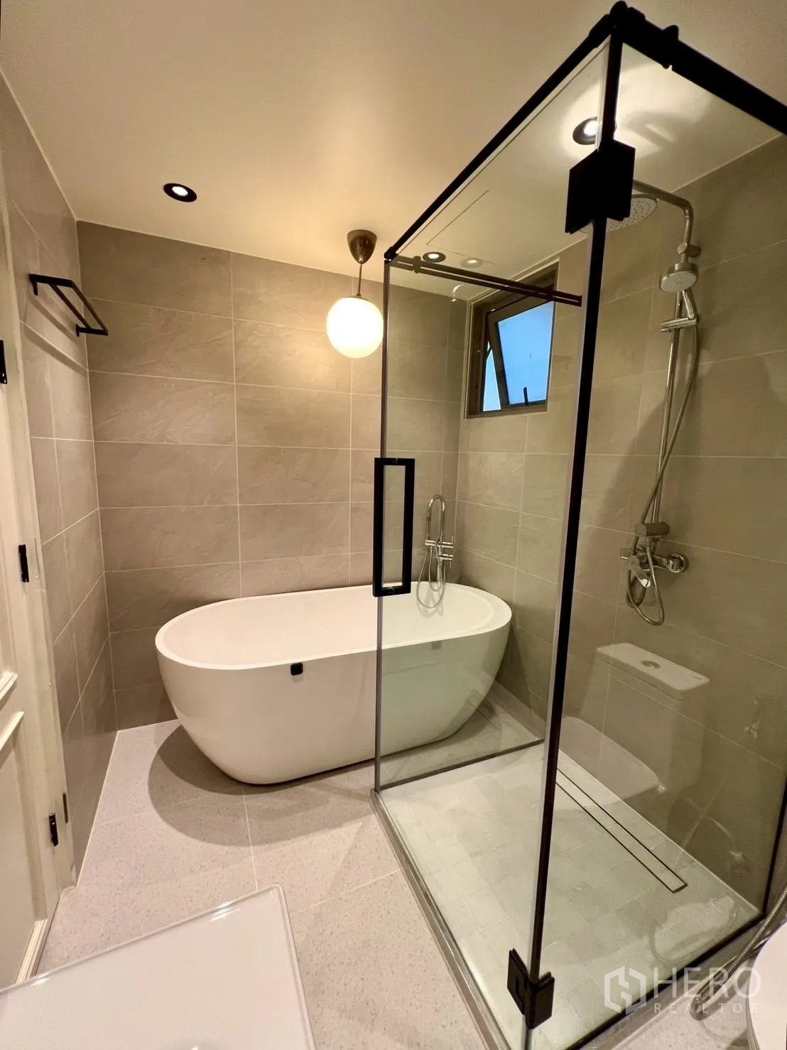 คอนโด for sale in Watthana, Bangkok - ห้องน้ำมีอ่างอาบน้ำลอยตัวและตู้กระจกอาบน้ำแยก
