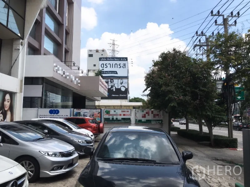 สำนักงานที่บ้าน ให้เช่าในHuai Khwang, Bangkok - มุมมองริมถนนหน้าอาคาร พร้อมที่จอดรถผู้มาติดต่อและสาธารณูปโภค.