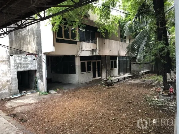 Home Office for rent in Khlong Toei, Bangkok - Two-storey home office exterior with large courtyard and mature trees.