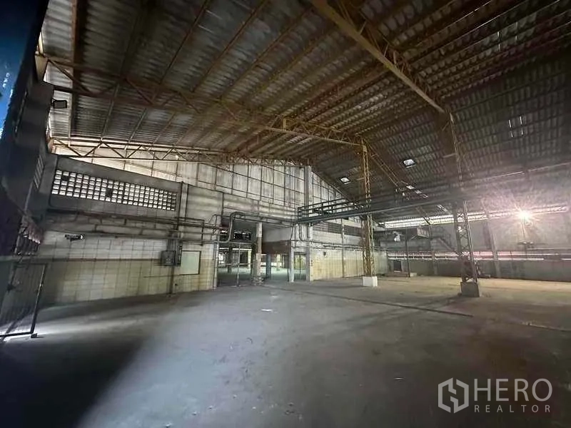 工厂 出租在Khlong Luang, Pathum Thani - 高跨仓库内部，斜坡金属屋顶与照明