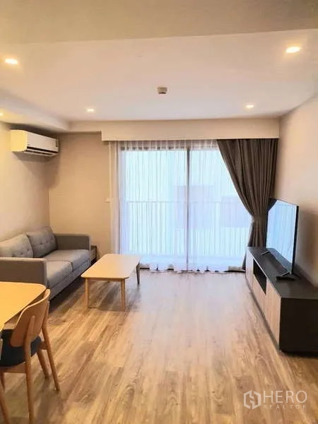 คอนโด ให้เช่าในSathon, Bangkok - ห้องนั่งเล่นมีโซฟา ทีวี และประตูกระจกบานเลื่อนออกระเบียง