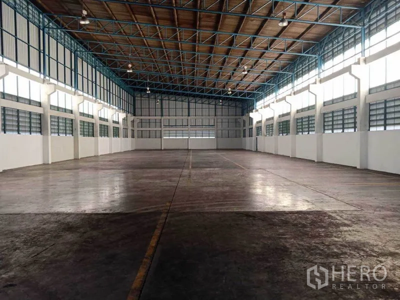 โรงงาน ให้เช่าในSamut Prakan - ภายในสไตล์คลังสินค้าแบบสมมาตร โคมไฟไฮเบย์ และพื้นคอนกรีตแข็งแรง