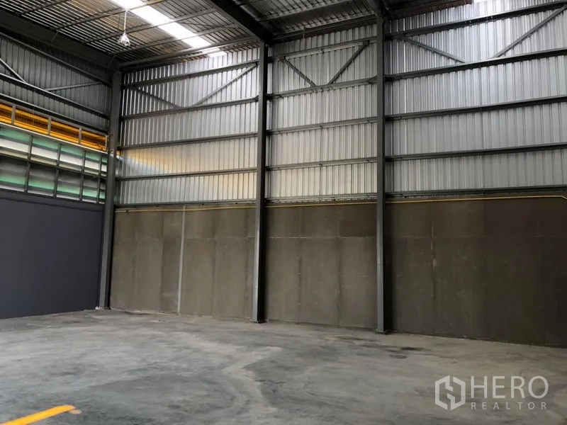 工厂 出租在Khlong Luang, Pathum Thani - 金属板内墙与屋顶天窗，地面平整光滑。