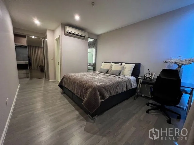 公寓 出租在Watthana, Bangkok - 夜景下的主卧，带衣柜与套卫门。