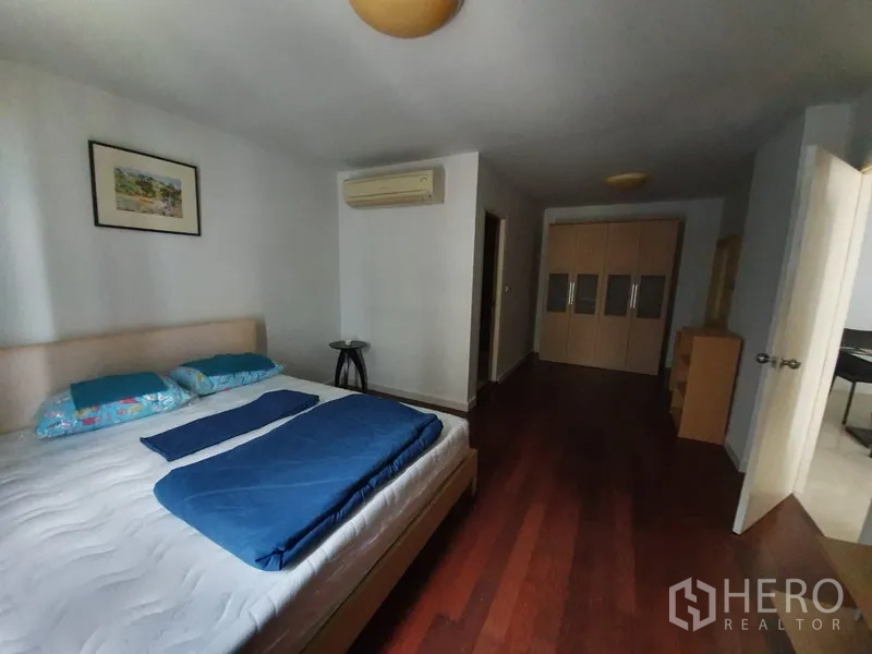 公寓 出租在Yan Nawa, Bangkok - 宽敞主卧配衣柜、木地板与空调