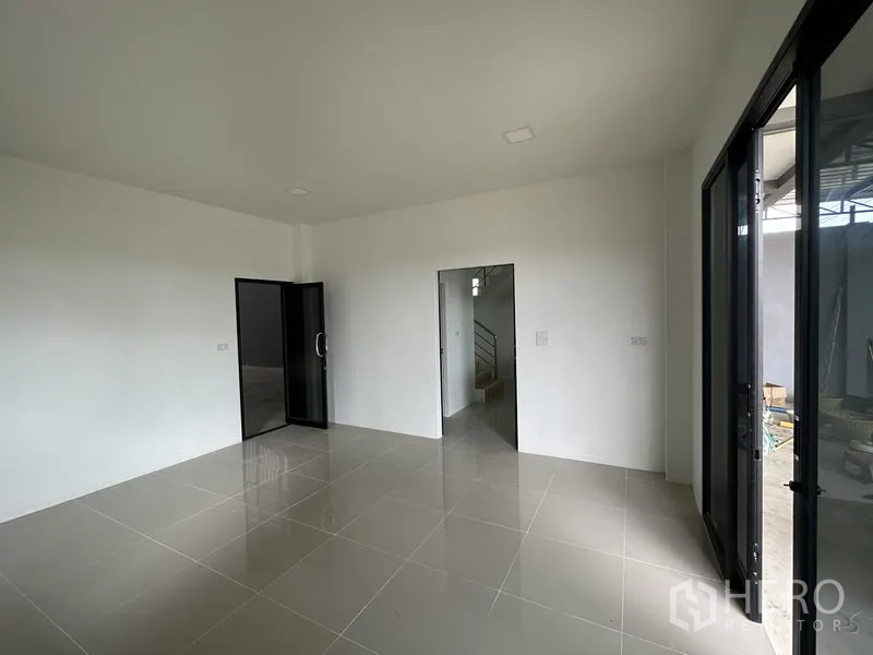 货栈 出租在Lam Luk Ka, Pathum Thani - 办公室内部视角，可见内门与玻璃隔断入口