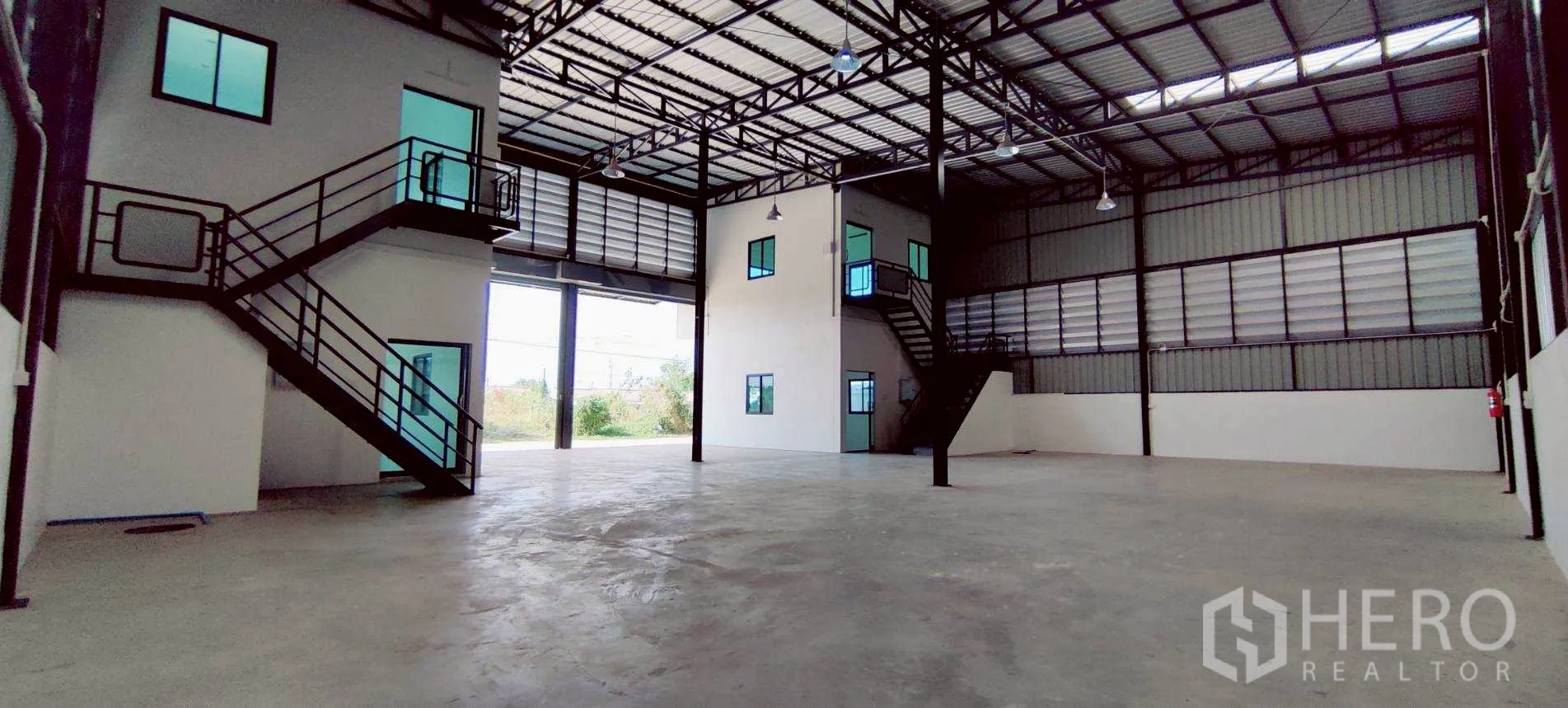 Warehouse for rent in Lam Luk Ka, Pathum Thani - Warehouse hall with central column, staircase, and polished concrete floor.