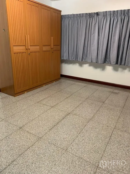 公寓 出租在Sathon, Bangkok - 次卧带大型木质衣柜与窗帘窗，石材地面。