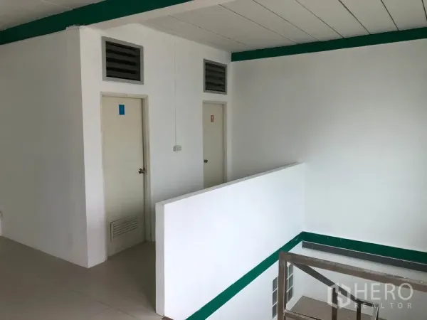 工厂 出租在Lam Luk Ka, Pathum Thani - 办公区二层走廊，设卫生间与楼梯