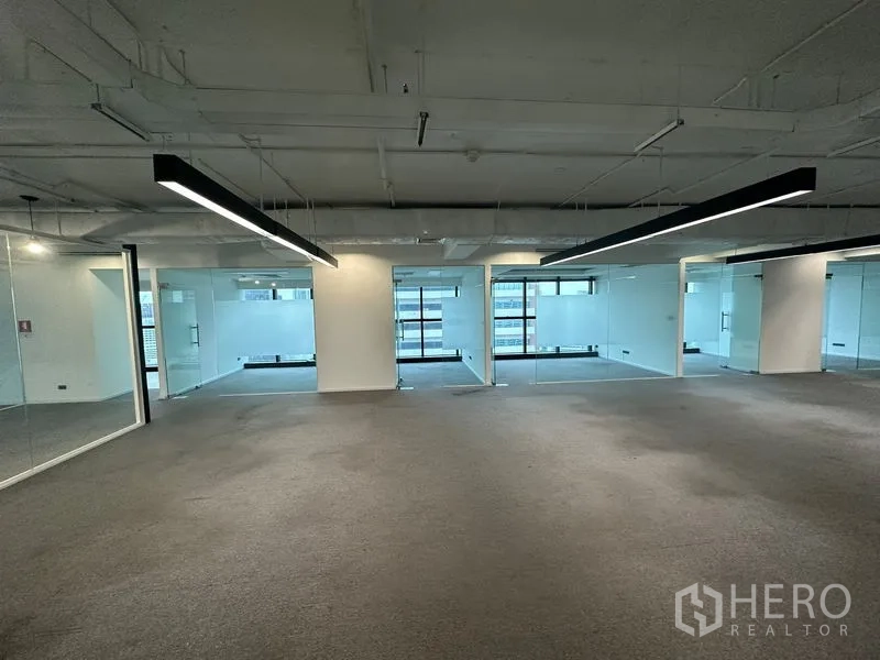 สำนักงาน ให้เช่า - พื้นที่ทำงานเปิดโล่งพร้อมไฟแถบ LED และห้องกระจกหลายห้อง