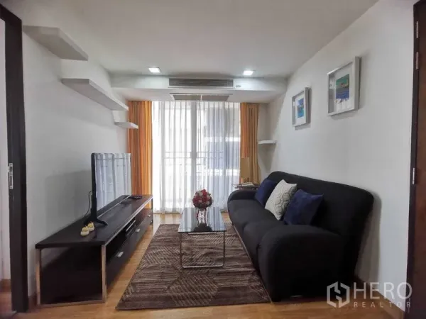 คอนโด ให้เช่าในWatthana, Bangkok - ห้องนั่งเล่นมีโซฟา โต๊ะกลาง ตู้ทีวี และประตูระเบียงพร้อมม่านโปร่ง