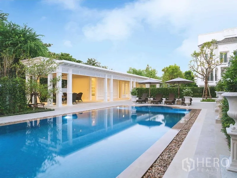 Townhouse for rent in Phra Khanong, Bangkok - Outdoor swimming pool with sundeck, umbrellas and a pavilion.