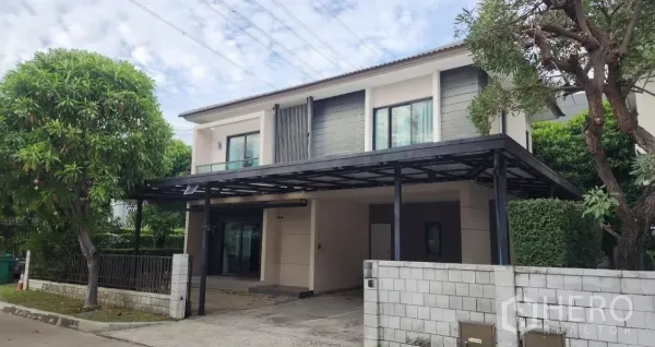 บ้าน ให้เช่าในSamut Prakan - บ้านเดี่ยวสองชั้นแปลงมุม มีหลังคาจอดรถและต้นไม้ใหญ่