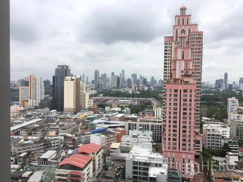 公寓 出租在Khlong Toei, Bangkok - 高楼远眺素坤逸城市景观，可见粉色高层与曼谷天际线。