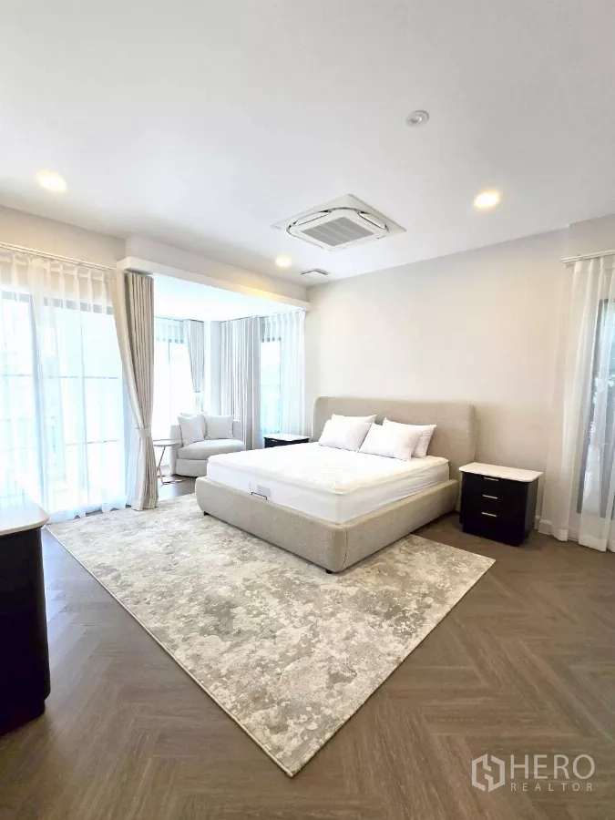 独立式住宅 出租在Saphan Sung, Bangkok - 宽敞主卧，配大床、飘窗与柔和灯光。