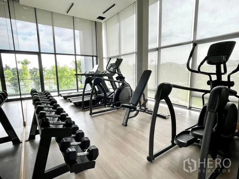 Detached House for rent - Fitness room with treadmills, free weights and floor-to-ceiling windows.