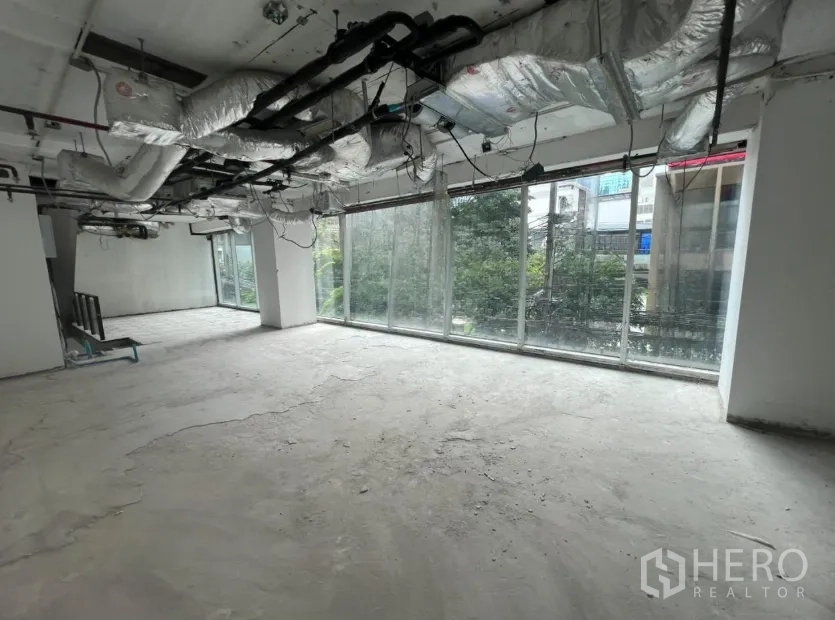 零售空间 出租在Bang Rak, Bangkok - 二层开放式空间，外露风管与大窗可观色隆景观。