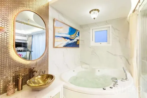 Townhouse for rent in Lat Phrao, Bangkok - Luxurious bathroom with round jacuzzi tub, marble walls and a gold sink against hex tile.