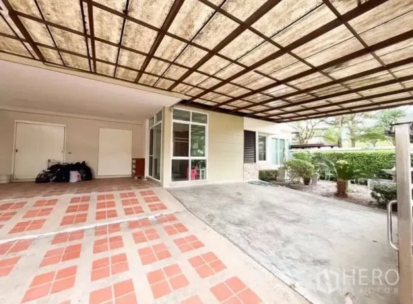 บ้าน ให้เช่าในBang Phli, Samut Prakan - ที่จอดรถมีหลังคา หลังคาโครงระแนง พื้นกระเบื้องและคอนกรีต พร้อมห้องเก็บของ และสวนตัดแต่ง
