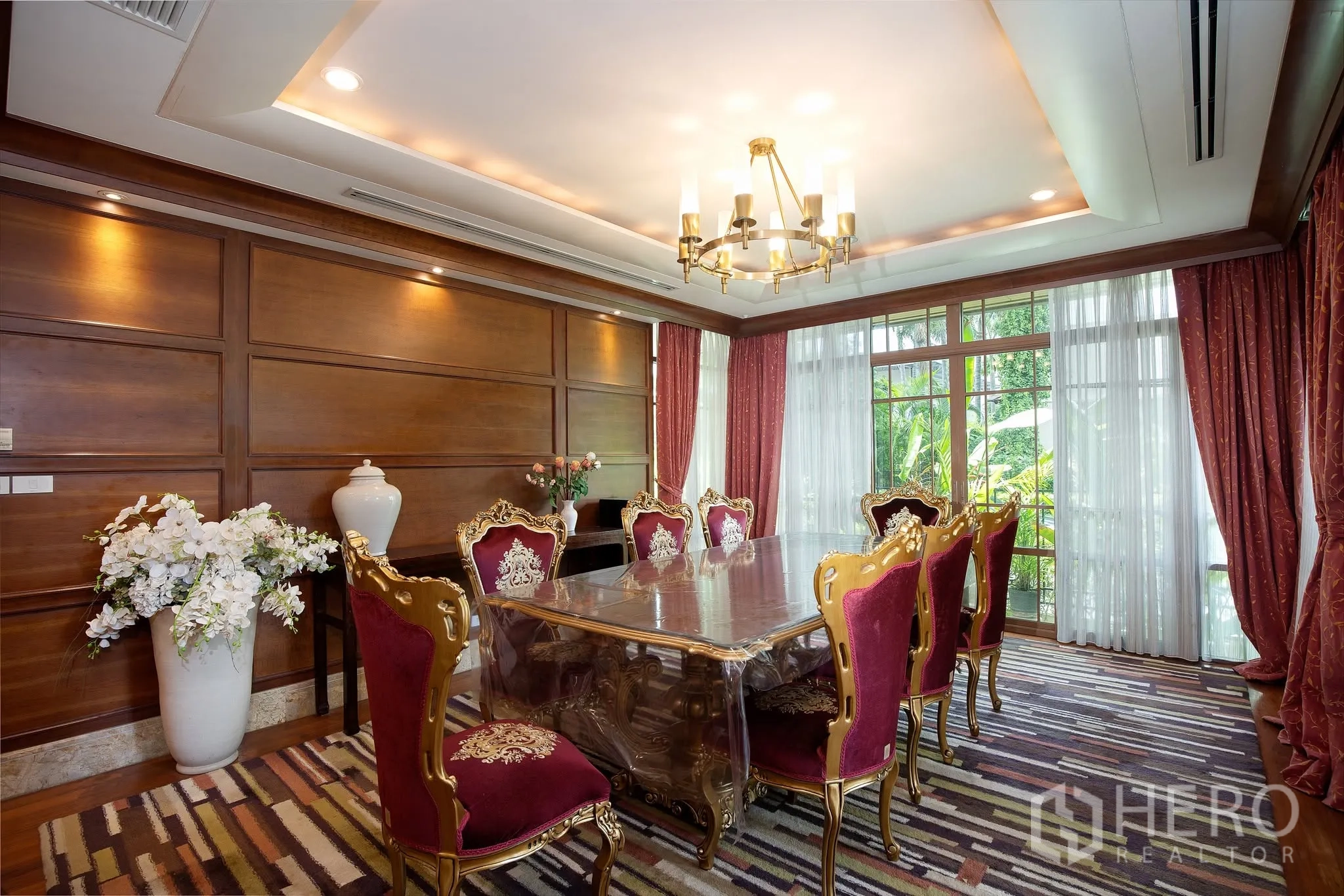 บ้านเดี่ยว for rent or sale in Watthana, Bangkok - ห้องอาหารมองเห็นสวนผ่านประตูกระจกสูงเต็มบาน