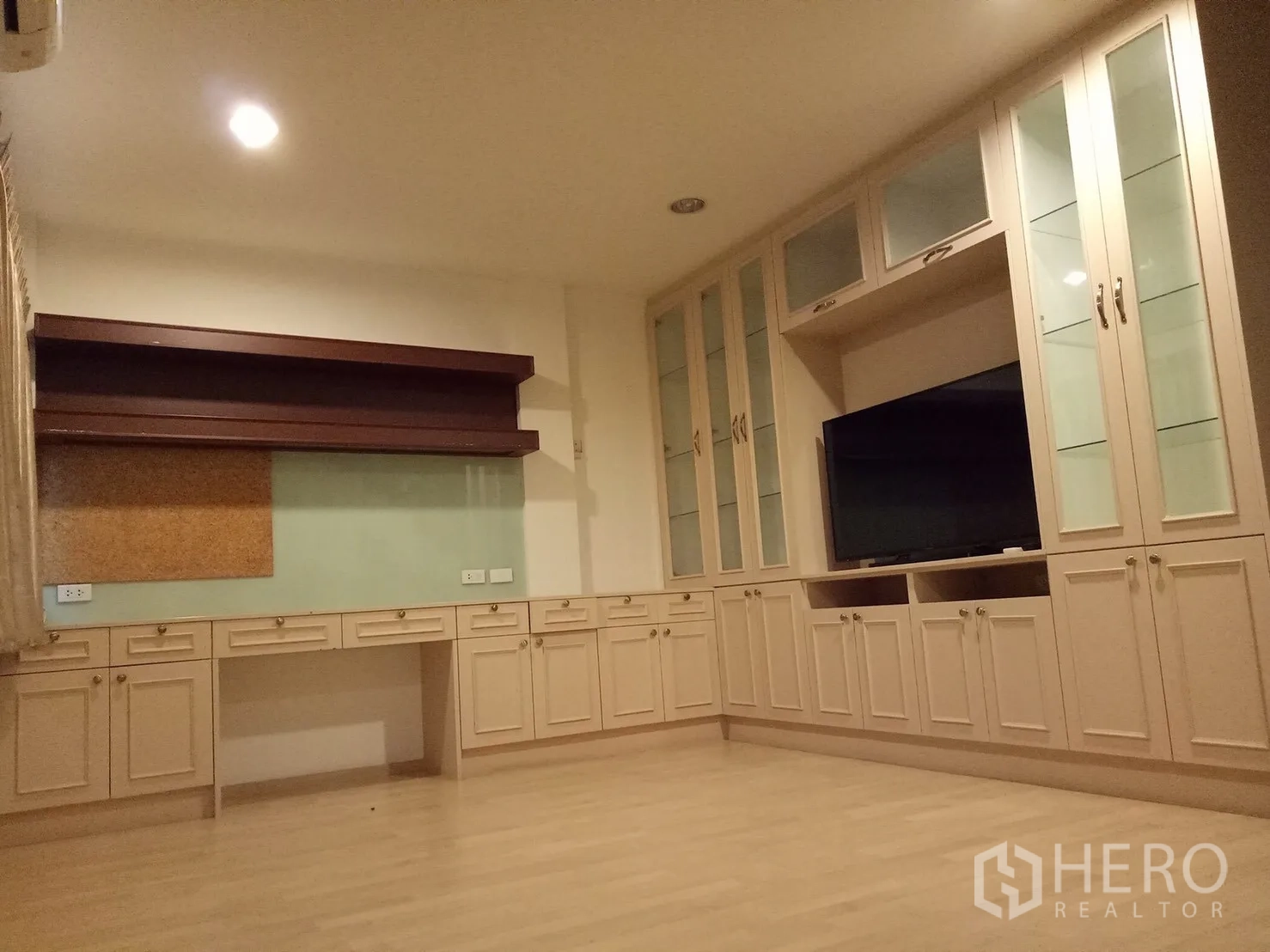 Townhouse for rent in Suan Luang, Bangkok - Upstairs family room featuring extensive built-in cabinetry, TV wall and shelving