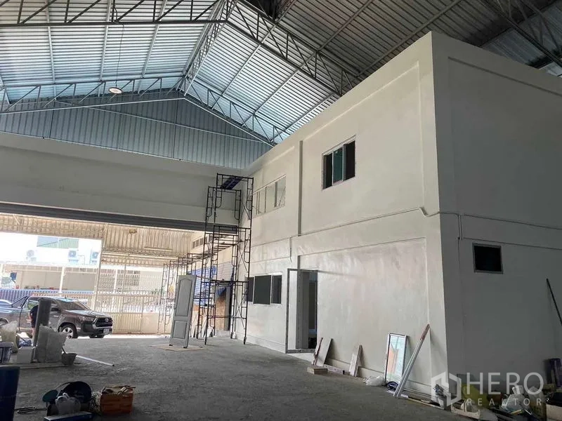 คลังสินค้า ให้เช่าหรือขายในMueang Samut Prakan, Samut Prakan - ทางเข้าโกดังพร้อมลานโหลดมีหลังคาและอาคารออฟฟิศสองชั้นภายใน
