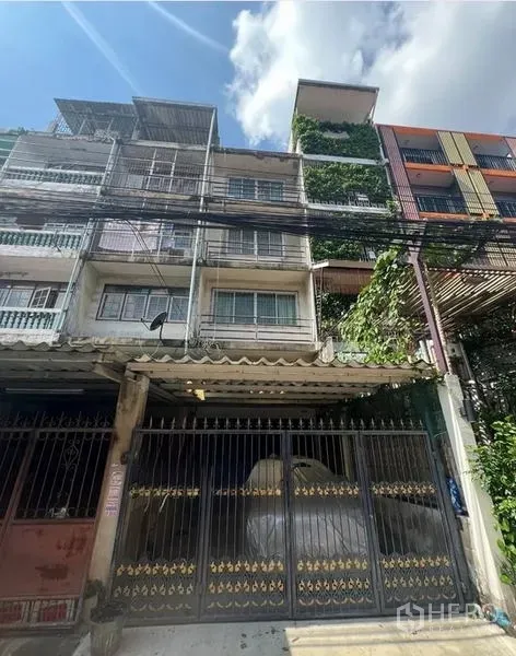 Shophouse for sale in Phra Khanong, Bangkok - Alternate view of the shophouse exterior showing secure gate and balconies.