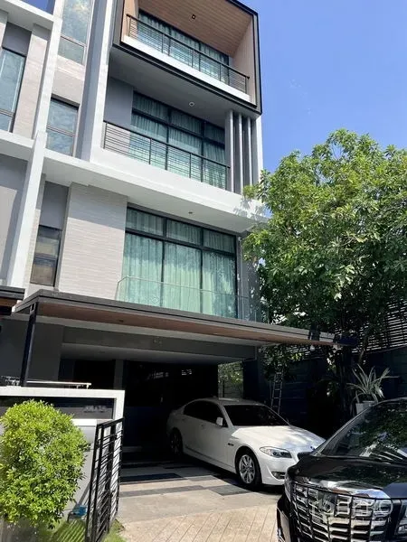 带办公室的家 出租在Saphan Sung, Bangkok - 四层家庭办公楼外立面，设阳台、绿植与带门禁车位。