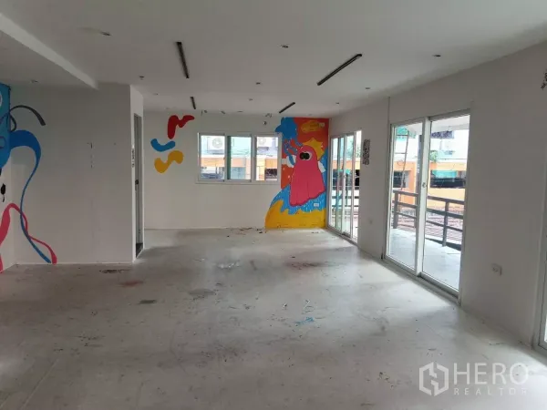 零售空间 出租在Huai Khwang, Bangkok - 采光良好的工作室，多个推拉玻璃门和趣味墙绘。