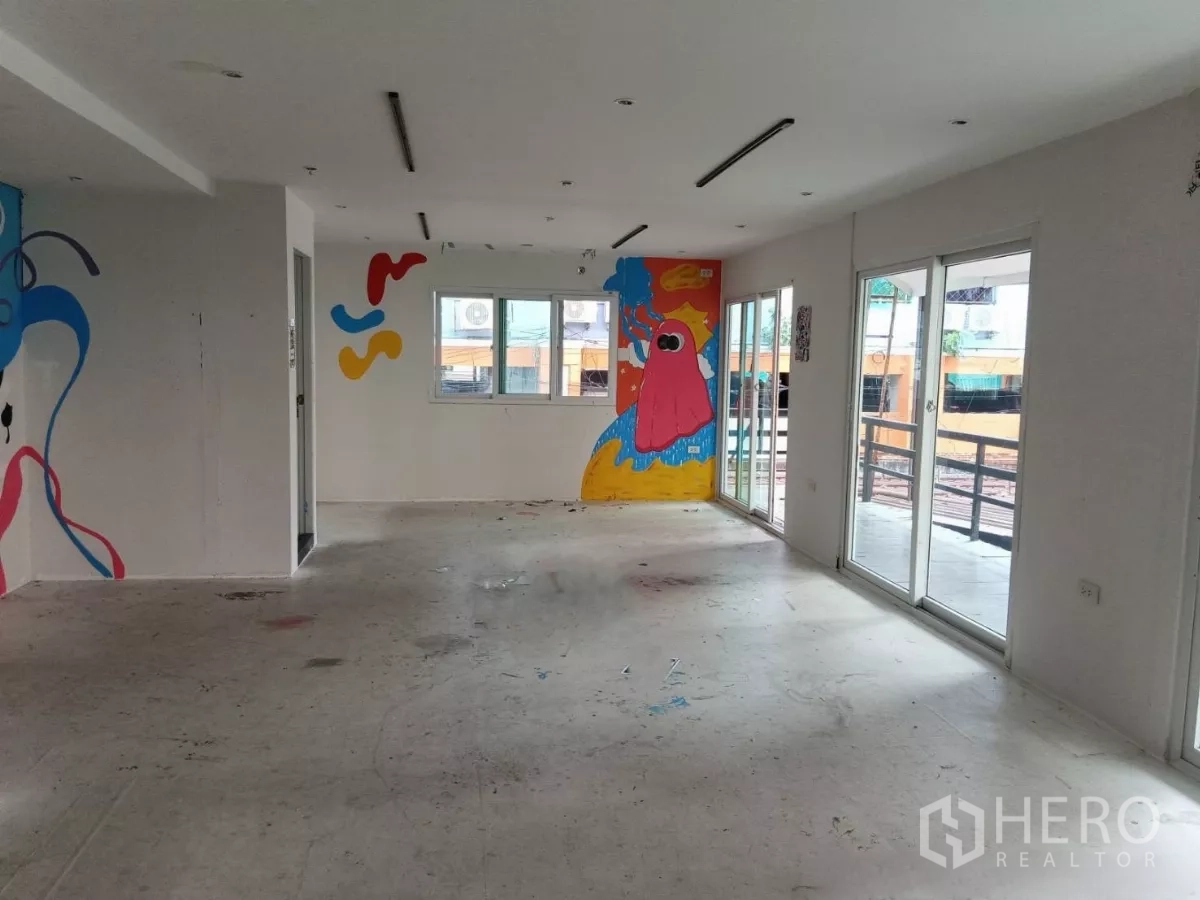 零售空间 出租在Huai Khwang, Bangkok - 采光良好的工作室，多个推拉玻璃门和趣味墙绘。