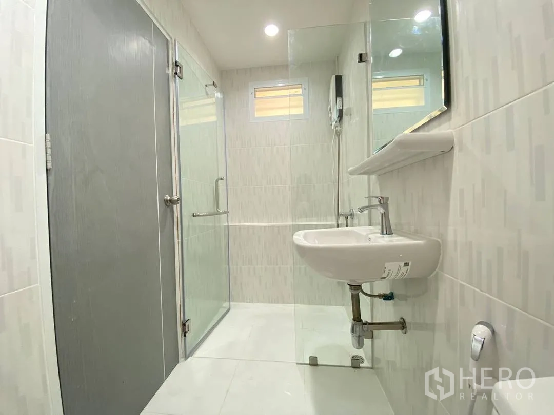 独栋房屋 for rent in Suan Luang, Bangkok - 明亮卫浴，步入式淋浴与洗手盆。