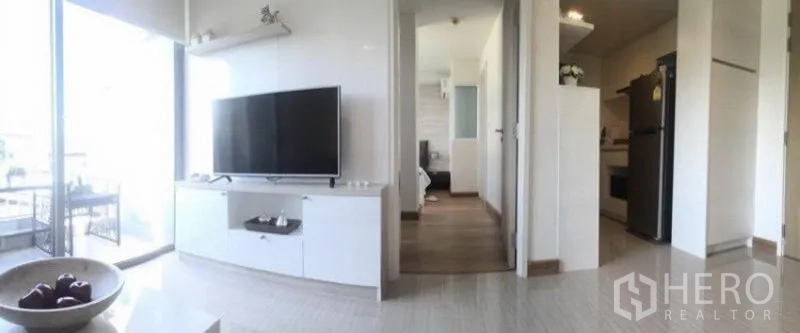 公寓 出租或出售在Watthana, Bangkok - 明亮客厅，落地窗与阳台，电视柜一体的通罗公寓