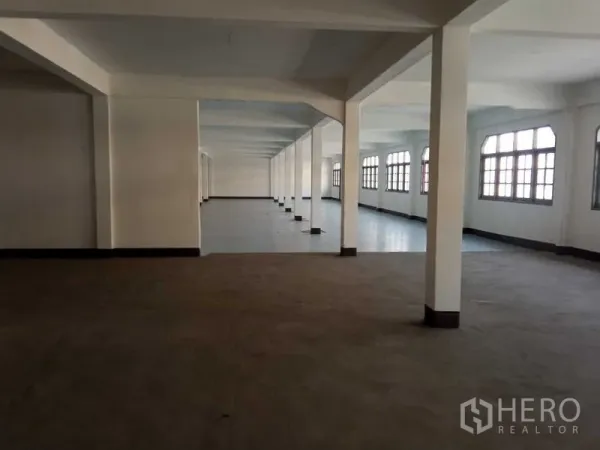 Warehouse for rent in Nong Khaem, Bangkok - Spacious warehouse floor with rows of white columns and large windows.