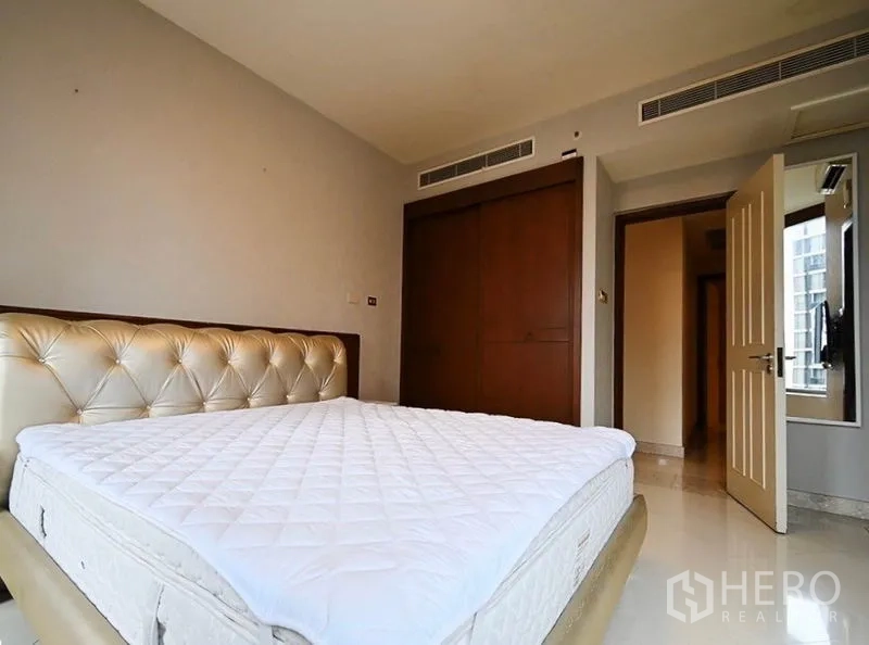 คอนโด ให้เช่าในPathum Wan, Bangkok - ห้องนอนรองพร้อมหัวเตียงบุ หนัง ตู้เสื้อผ้าบิลท์อิน และหน้าต่างมองเห็นวิวเมือง
