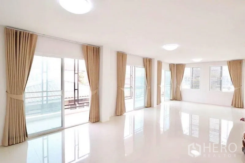 带办公室的家 出租在Bang Sue, Bangkok - 顶层宽敞多功能空间，多组推拉门与米色窗帘通向露台。