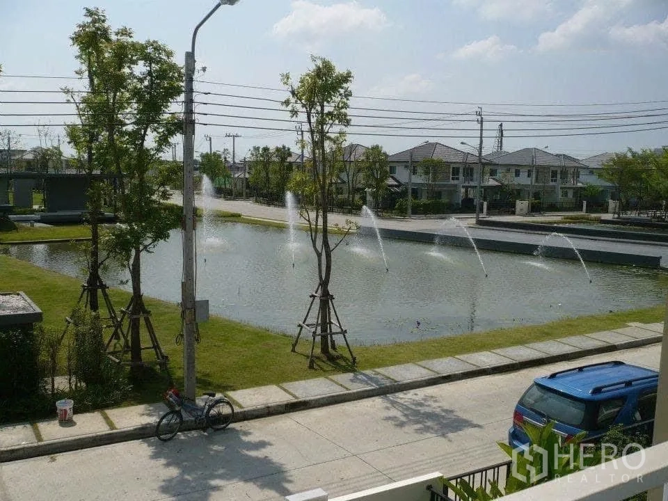 Detached House for rent in Bang Na, Bangkok - Lake view with water fountains and neighboring houses.