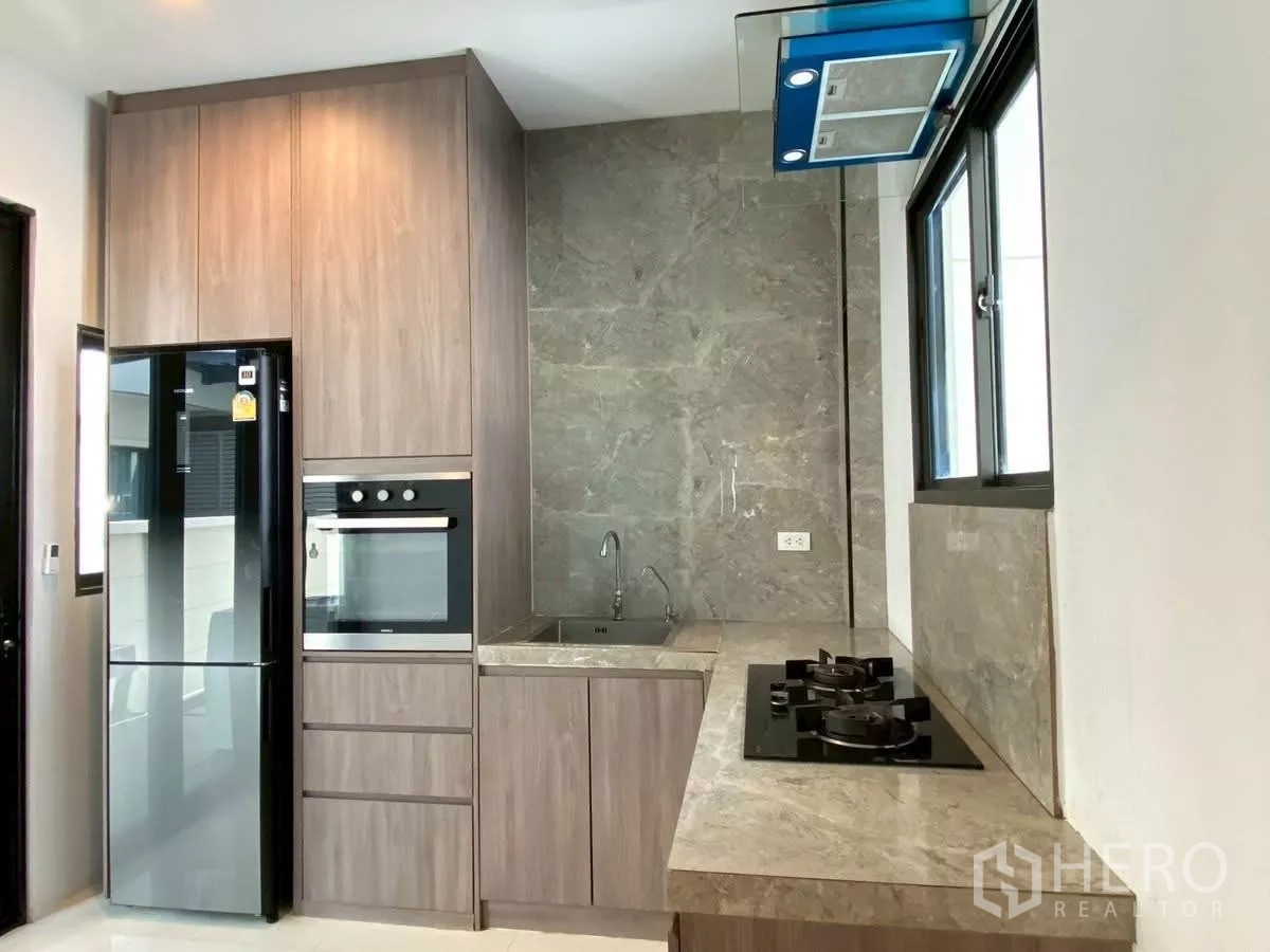 บ้าน ให้เช่าในBang Phli, Samut Prakan - ครัวบิวท์อิน เตาแก๊ส เตาอบ ท็อปหิน และตู้เย็นสูง