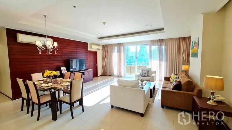 คอนโด ให้เช่าในWatthana, Bangkok - ห้องนั่งเล่นและรับประทานอาหารโอเพ่นสเปซสว่าง โคมระย้า ทีวี และทางออกสู่ระเบียง ในคอนโดวัฒนา