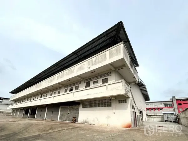 คลังสินค้า ให้เช่าในBang Khun Thian, Bangkok - มุมมองโกดังหลายชั้น หลังคาเมทัลชีทยื่นยาว พร้อมช่องโหลดหลายจุด ในย่านบางขุนเทียน
