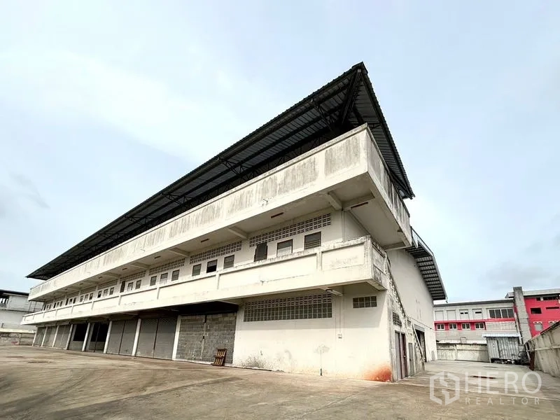 คลังสินค้า ให้เช่าในBang Khun Thian, Bangkok - มุมมองโกดังหลายชั้น หลังคาเมทัลชีทยื่นยาว พร้อมช่องโหลดหลายจุด ในย่านบางขุนเทียน