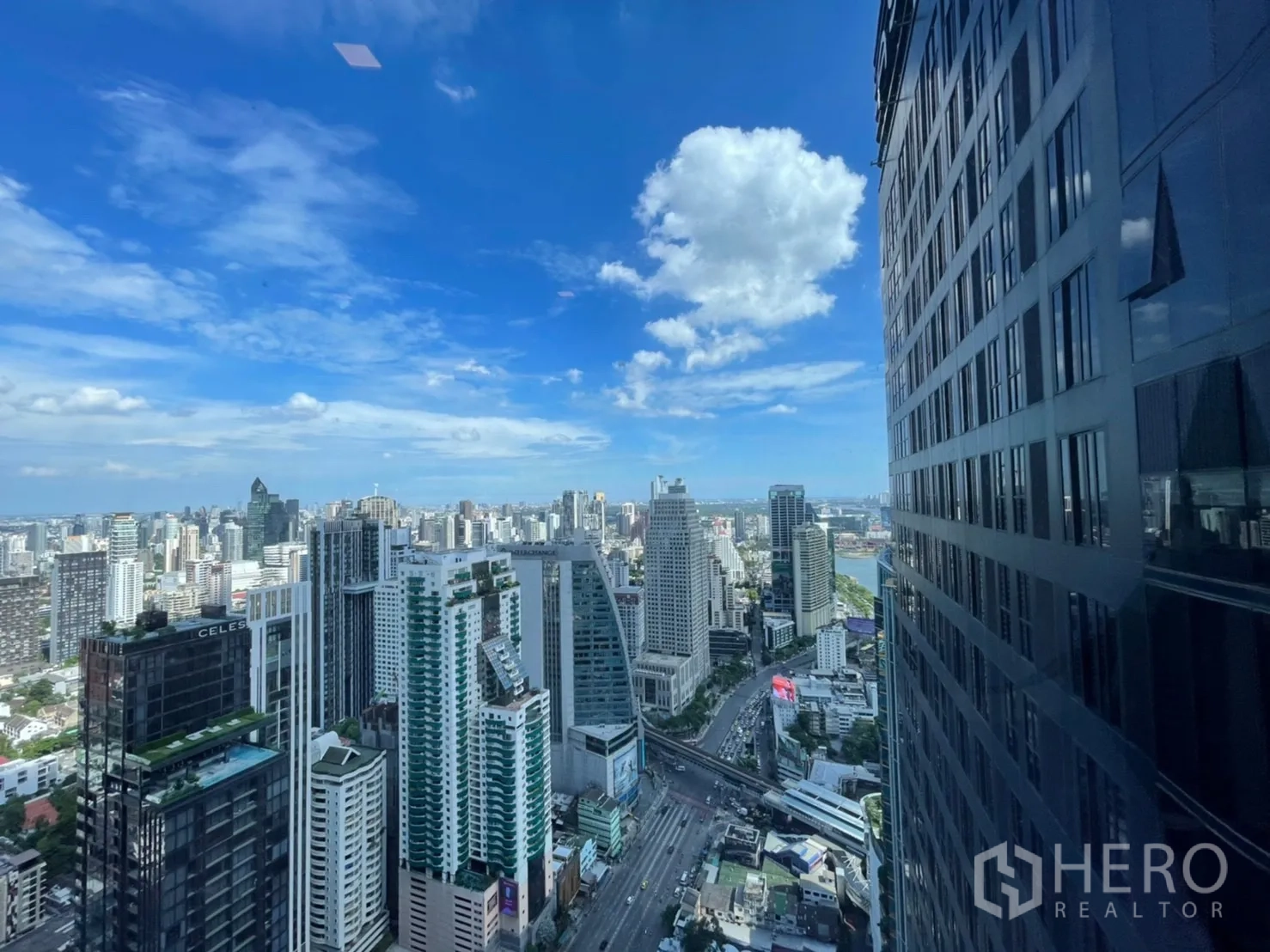 คอนโด for rent in Watthana, Bangkok - วิวเมืองจากชั้นสูงระหว่างอาคาร ใต้ท้องฟ้ากว้าง