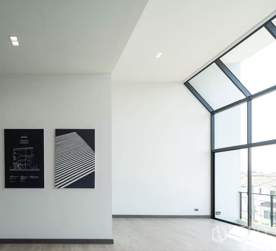 Home Office for sale in Bang Kapi, Bangkok - Corner gallery wall beside tall glazing and city views.