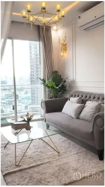 公寓 出租或出售 - 明亮客厅，绗缝沙发、玻璃茶几与城市景观阳台。