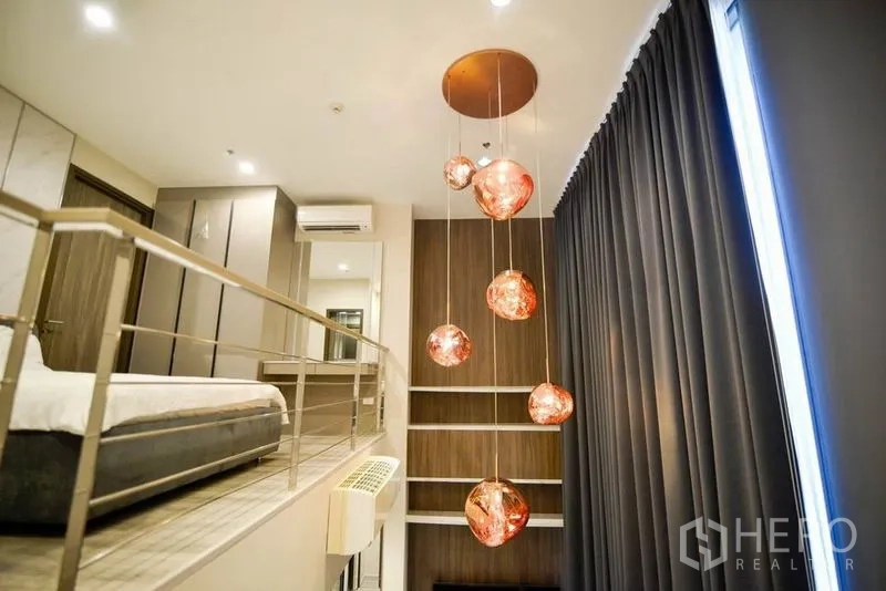 คอนโด ให้เช่าในHuai Khwang, Bangkok - ชั้นลอยพร้อมเตียง ตู้บิลท์อิน และโคมไฟลูกโลกสีทองแดง