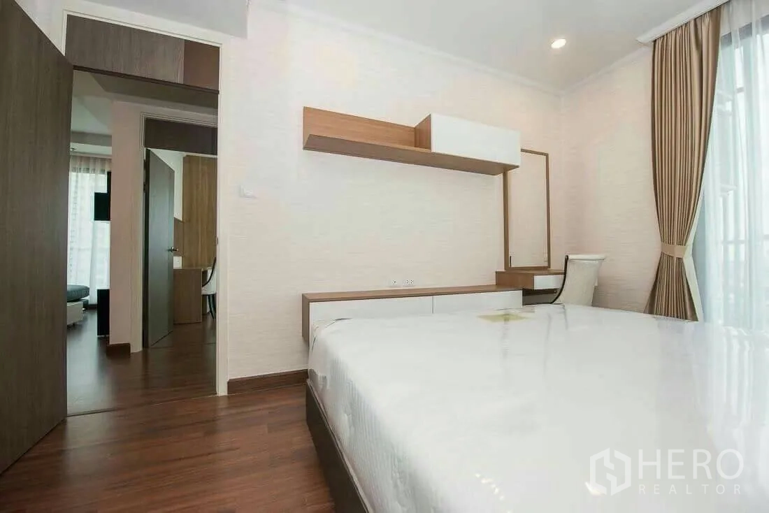 คอนโด ให้เช่าในSathon, Bangkok - ห้องนอนที่สองพร้อมชั้นลอยบิวท์อิน โต๊ะเครื่องแป้ง และผ้าม่านสูงจรดเพดาน